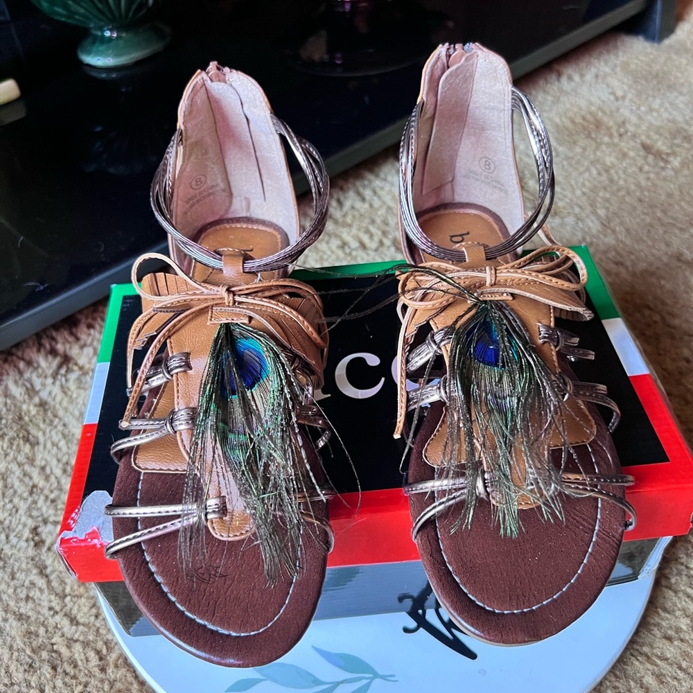 New in box Bucco brand size 8 Brown Leather Peacock Feathers Gladiator Sandals.